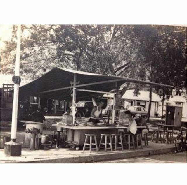 Fanny shares this treasured old photograph from all the way back in 1967! This photo is especially dear to her family as it features her father’s street store near Mattar Road. She shares that her dad used to sell a type of traditional soup dessert. Hawk… bit.ly/2xac7Vx