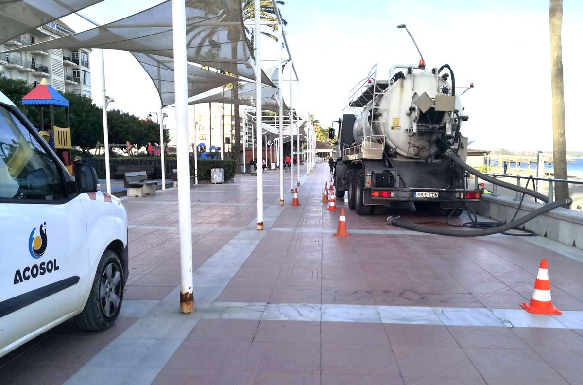 Otro de los numerosos atascos que tenemos a diario por culpa de las toallitas, este ha sido en el colector de saneamiento integral de Monterroso en el Paseo Marítimo de #Estepona #Acosol #eficienteshastalaultimagota #somosAgua