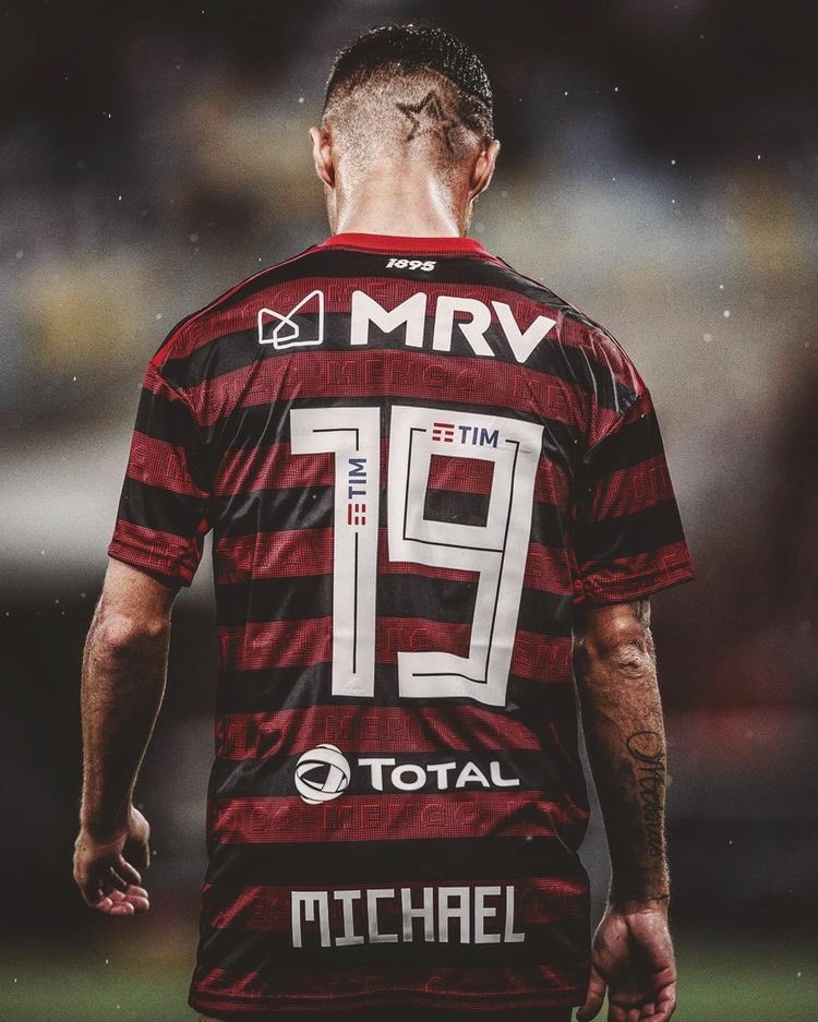 "Eu levantava 3 horas da manhã para orar. Muitos me chamavam para sair, pra tomar uma cerveja, eu falava: Não mano, eu prefiro ler a bíblia, e as pessoas riam de mim. Mas eles não sabiam, o Deus que eu sirvo, ele é grande."

- Michael