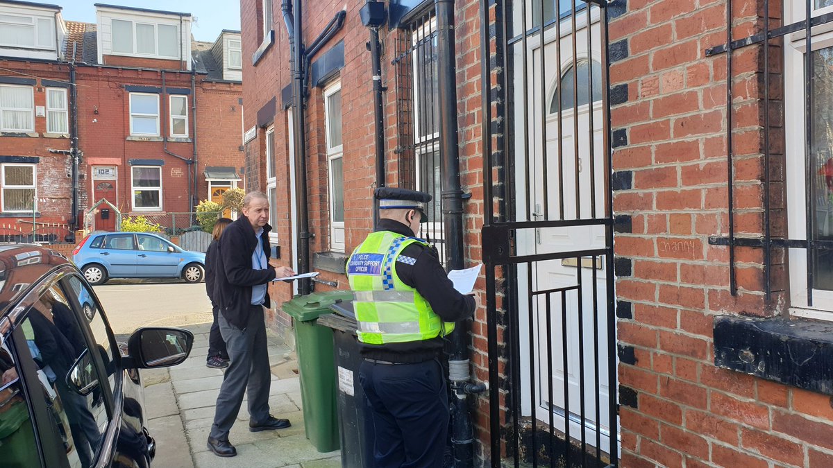 ☆Op Momentum day Following warrants executed in Beeston Hill & Beeston our partnership team including police, Cllrs, LCC Communities, LASBT, housing, cleansing & environments are working together speaking to residents to gather information to make their area safe & feel safer!