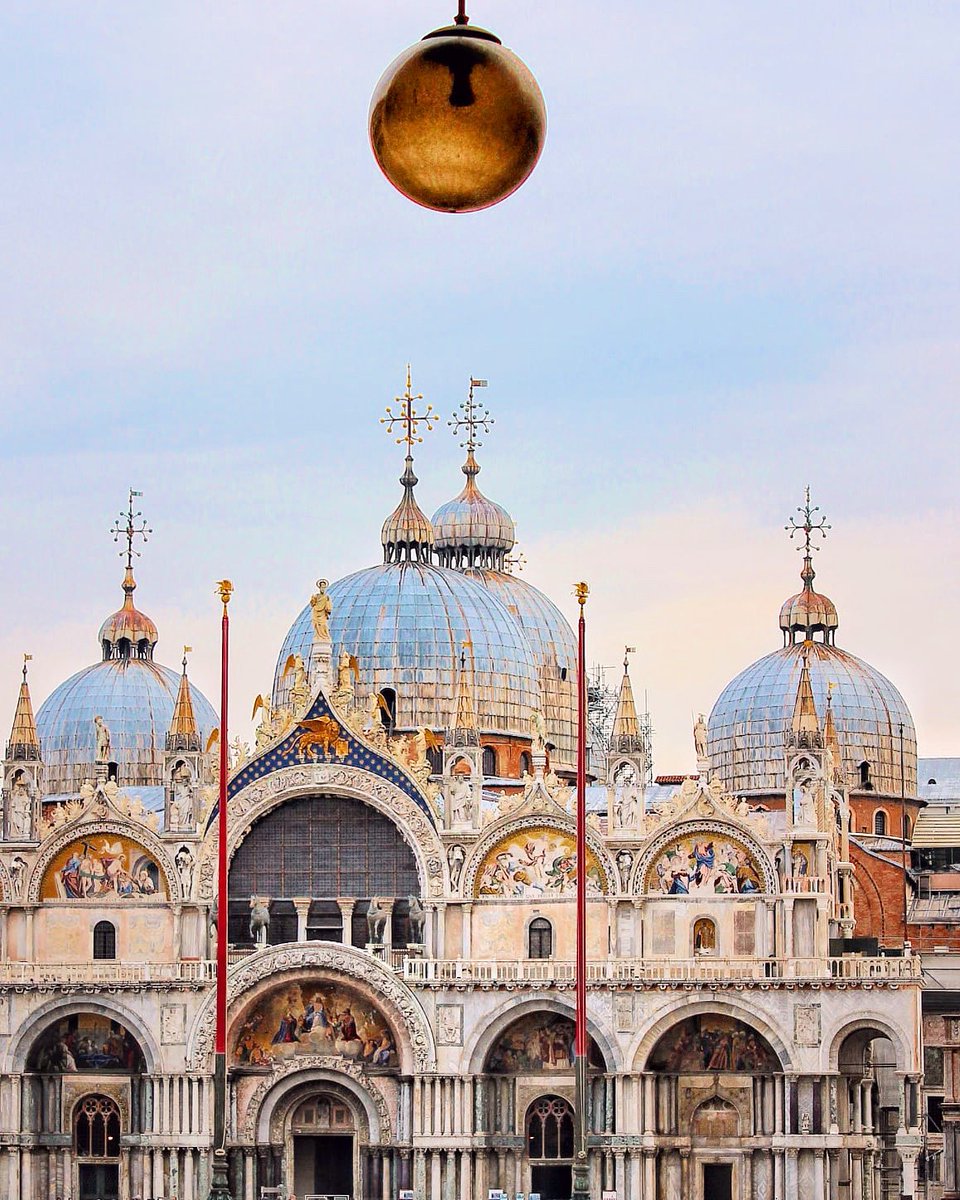 UAVenice's tweet photo. #CoronaVirus initiatives in #Venice - The main historical venues of Piazza San Marco will offer the second drink on the house if you stop for Aperitivo! ✨🥂✨ https://t.co/5KXyafZhQG