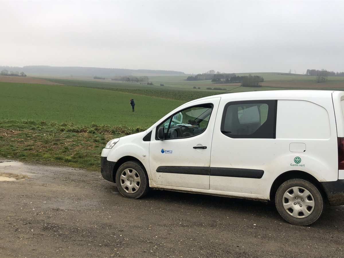 BADURAUX_j's tweet photo. aujourd’hui mon technicien @coopEMC2 est venu faire le tour des mes parcelles #colza et #blé nous avons observé,discuté,mesuré et échangé...il m’a conseillé de ne pas désherber mes blés,de le faire sur colza et de ne pas intervenir avec un insecticide avant piégeage conséquent1/2 https://t.co/v6r1Rl8m3L
