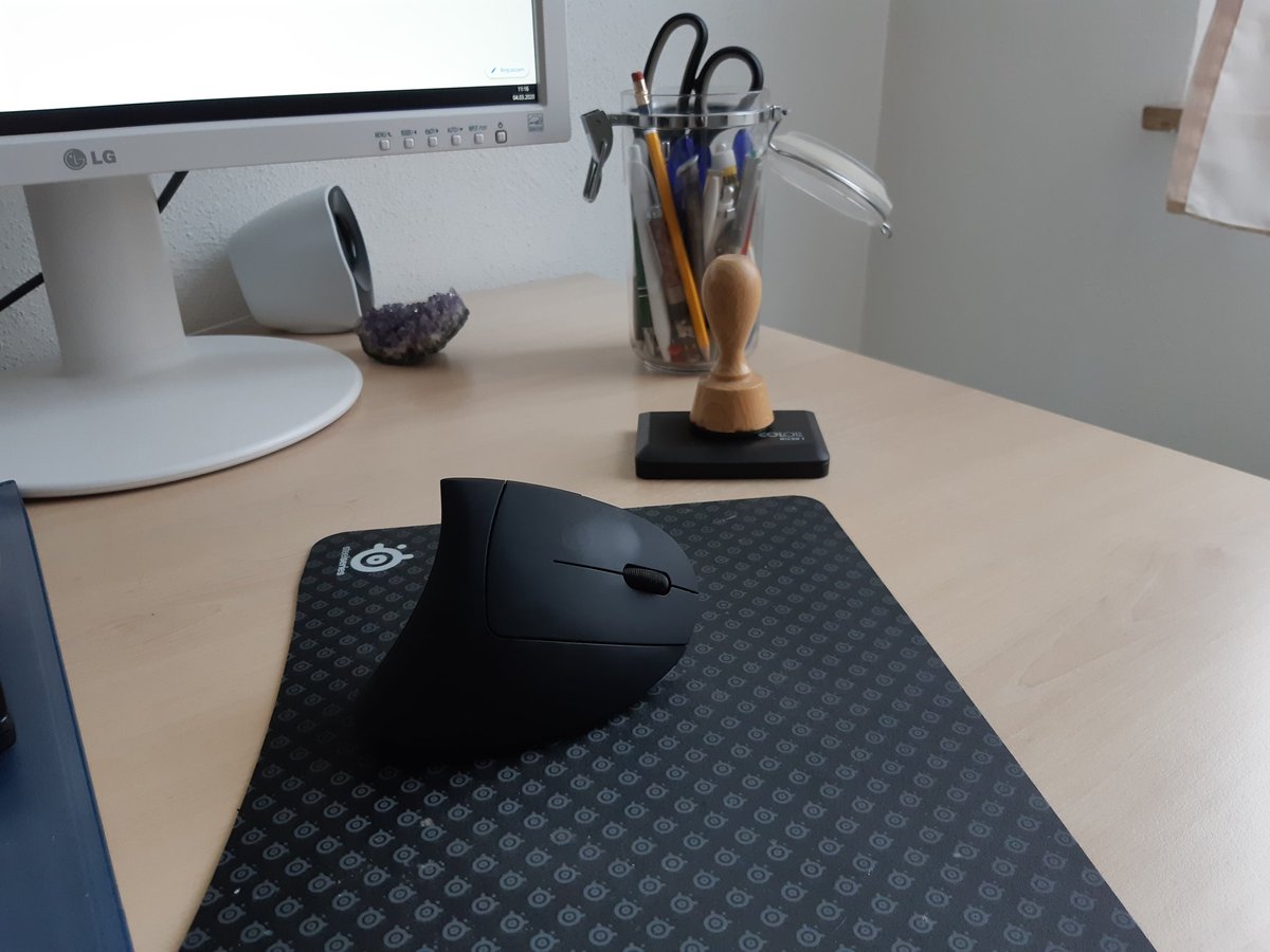 florence_pons's tweet photo. Die neue ergonomische Maus ist jetzt im Einsatz! Mal schauen, ob das #Übersetzen am PC angenehmer ist.
#Freiberufler #translators #interpreters https://t.co/bAP32XbI6g