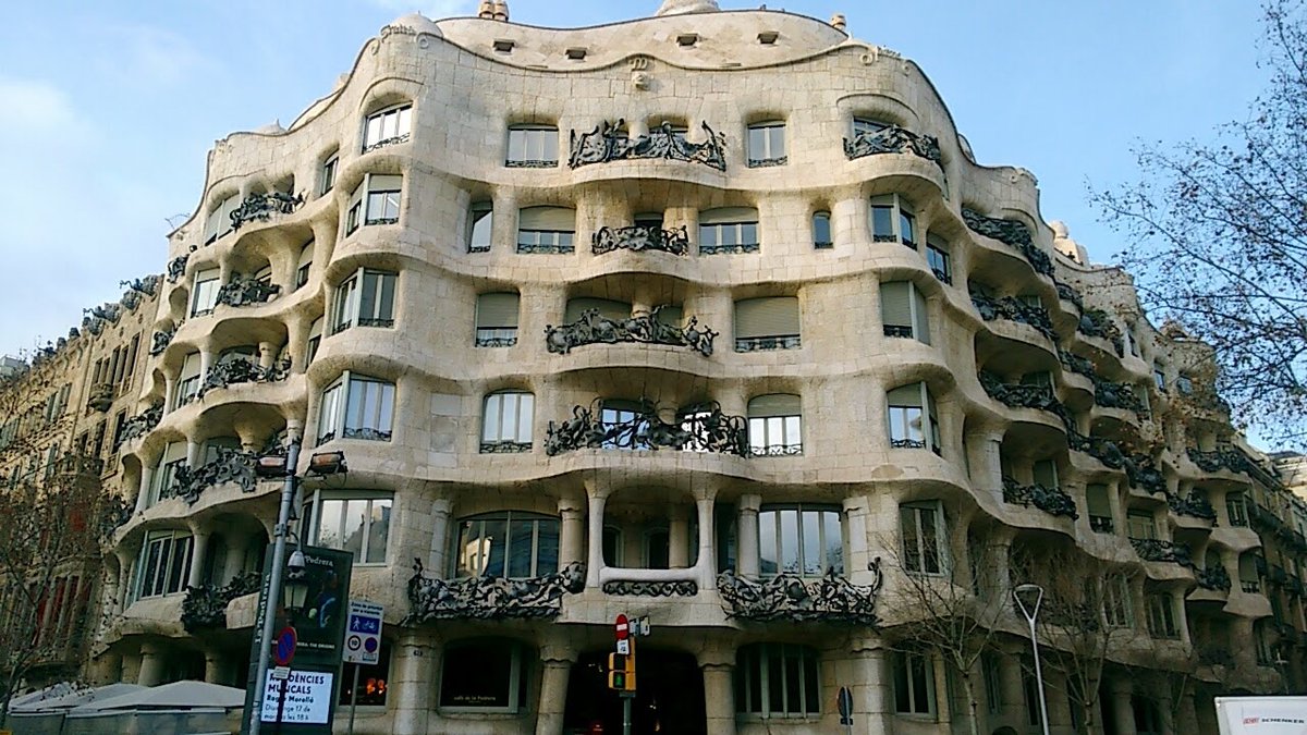 mochilean2's tweet photo. Esta preciosura es #CasaMilá o #LaPredrera otra creación genial de #AntoniGaudí ubicada en el glamoroso #PaseodeGracia #Barcelona #ModernismoCatálan #Cataluña #españa #visitspain #viajeroschilenos #viaje #travel #foto #video #arquitectura #arte #cultura #historia #estáes_españa https://t.co/Y3IkRgxMGi