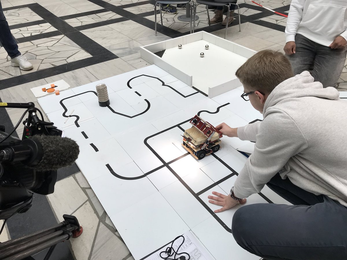 NiedersachsenME's tweet photo. Jetzt heißt es wieder Punkte sammeln! 🤖🤩 In der @UniHannover kämpfen 160 Teams mit rund 420 Schülerinnen und Schülern um die Qualifikation zum @RoboCup2020 German Open. Unsere Stiftung unterstützt und macht gleichzeitig neugierig auf technische Berufe. #robocup #robocup2020 https://t.co/E9CyR0CAk3
