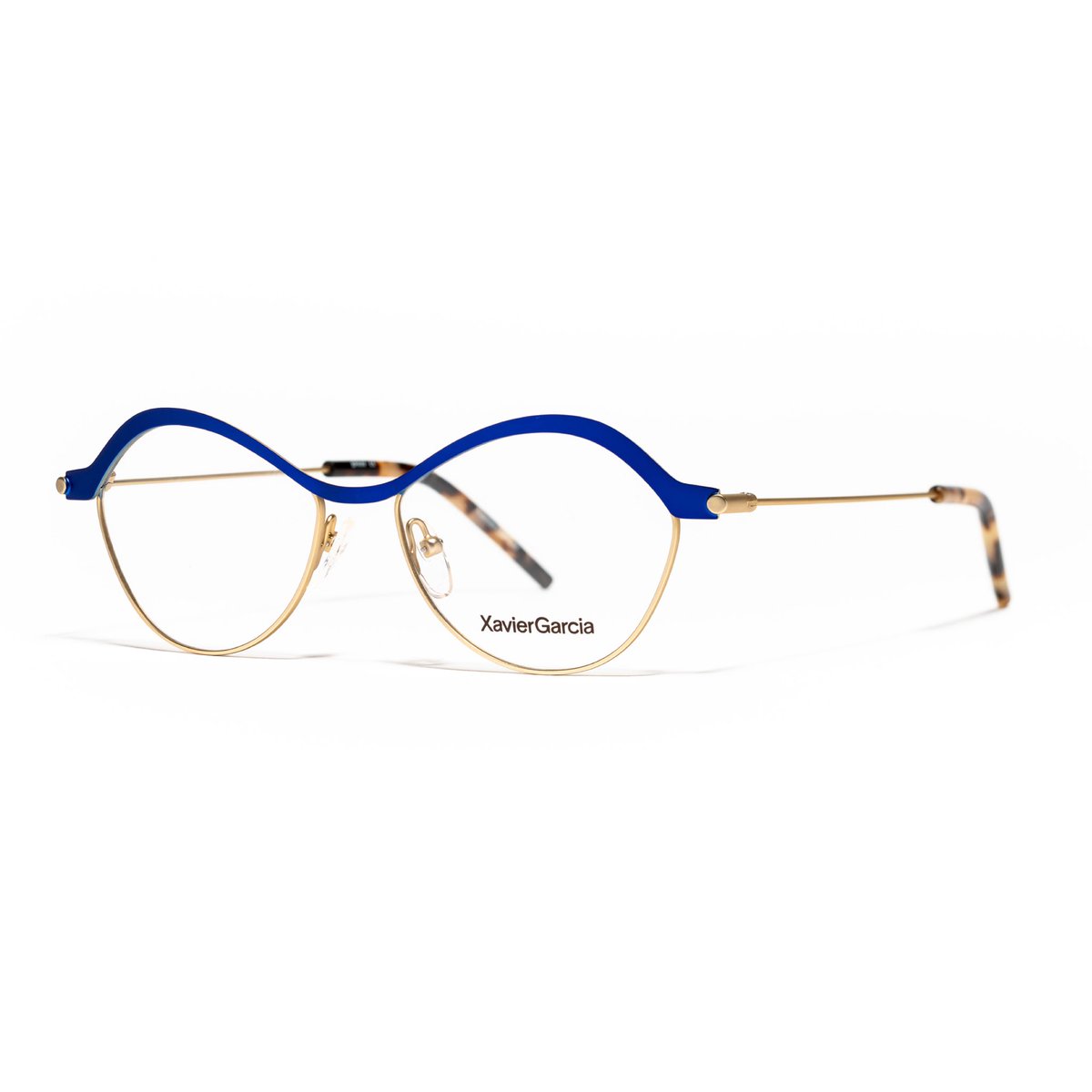 Mod. Keiko👉Oval with a “skin” bold, synthetic lines defines the shape. Available in sophisticated and classic color combinations with a gloss or matte finish. The defined low bridge and nylon material help create the purest lines:xaviergarcia.design/en/search/Keik… #eyewear #design #fashion