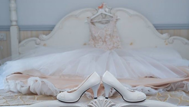 FoxHoundsHotel's tweet photo. The bridal suite offers just one of many opportunities for stunning pre-wedding photos.⁠

#foxandhoundswedding #devondwedding #devonbride #devonbridalsuite https://t.co/slKLAd19pq
