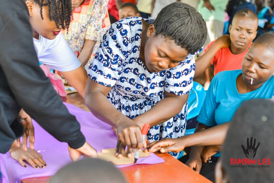 bambinolife256's tweet photo. Over the weekend, we had an outreach that took place in Kibuku district, Kadama village about 5 hours away from Kampala city

We hosted young mothers and young girls and taught them different hands on skills like how to make reusable sanitary pads &amp; liquid detergent soap

Thread https://t.co/rFJRnwyefc