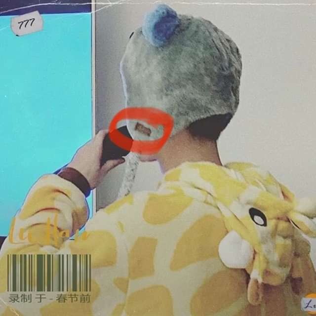 TITINIJ0NGlN's tweet photo. LUHAN KEPT IT????? THE KOALA HAT??? THAT HE BOUGHT DURING EXO SHOWTIME?????? DONT TOUCH ME IM CRYINF AGAHAH https://t.co/uhepKYkXR5
