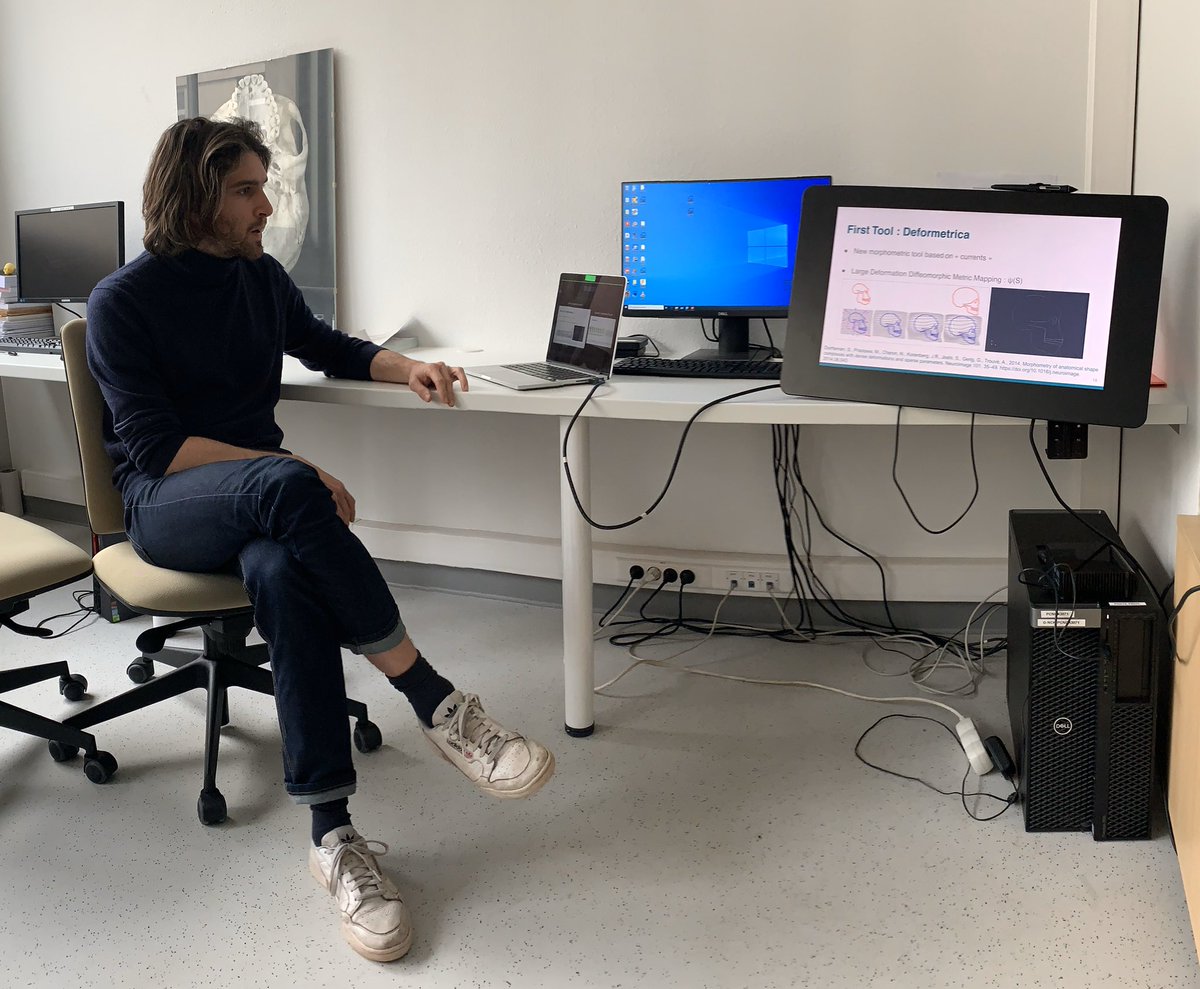 Dr Kevin Bloch showing his first Masters degree results at today’s lab meeting, Craniofacial Growth and Form lab.: quantifying skull vault shapes! <a href="/hopital_necker/">Hôpital Necker AP-HP</a> <a href="/APHP/">Assistance Publique – Hôpitaux de Paris (AP-HP)</a> @UP_MedPCentre <a href="/InstitutImagine/">Institut Imagine</a> <a href="/iLumens/">iLumens</a> <a href="/ArtsetMetiers_/">Arts et Métiers - ENSAM</a> <a href="/BONE_3D/">BONE 3D</a> <a href="/LesGCasseesUBFT/">Les Gueules Cassées</a> @Univ_Paris <a href="/cranio_ern/">ERN CRANIO</a>