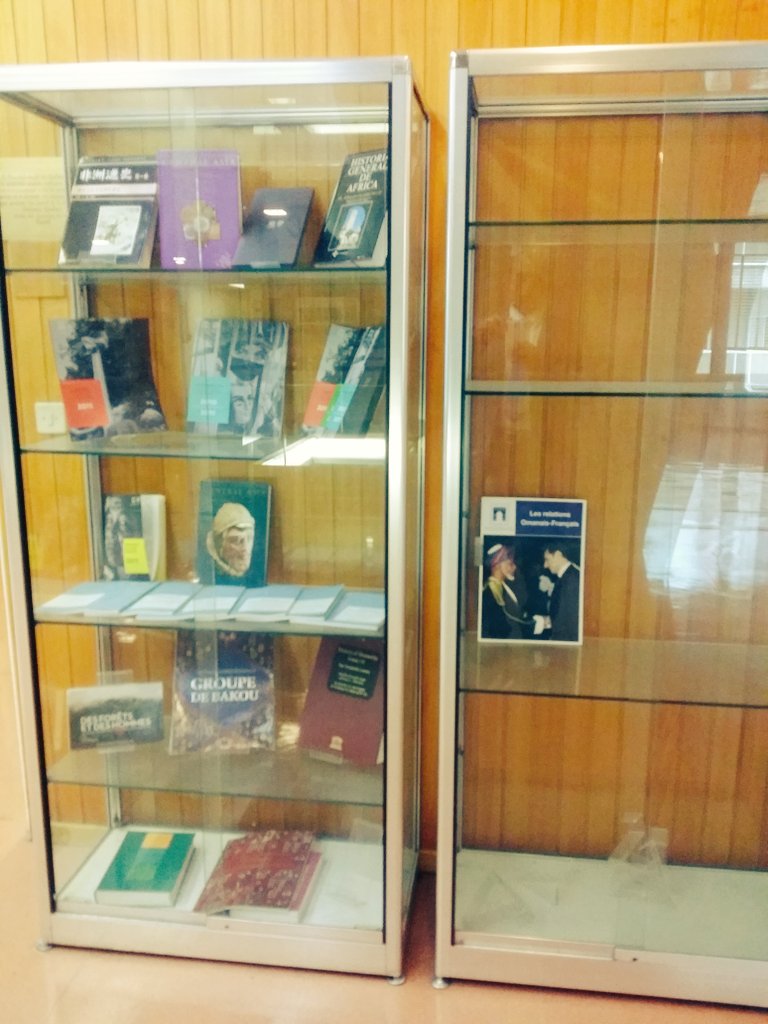 SaifAlsady's tweet photo. هنا في مقر اليونسكو بباري�� وجدت هذا الكتاب التوثيقي الذي يتحدث عن العلاقات الفرنسية العمانية ويظهر في غلافه صاحب الجلالة السلطان قابوس طيب الله ثراه مع الرئيس الفرنسي الس��بق.. ويبدو أنه وتقديرا لأهميته، أفردوا له خزانة مستقلة. https://t.co/lRuJAEVywH