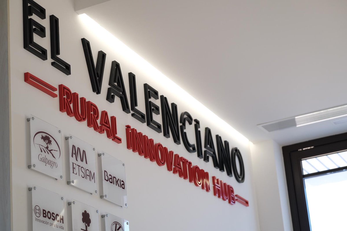 RuralInnoHUB's tweet photo. Hoy recibimos a los compañeros de @DualizaBankia en el #RuralInnoHUB 📍🗺 Donde están demostrando su compromiso con el sector #agroalimentario gracias al Proyecto Agro, con el objetivo de impulsar la formación en en este ámbito🌱🚀 https://t.co/OM5nzkGnqG