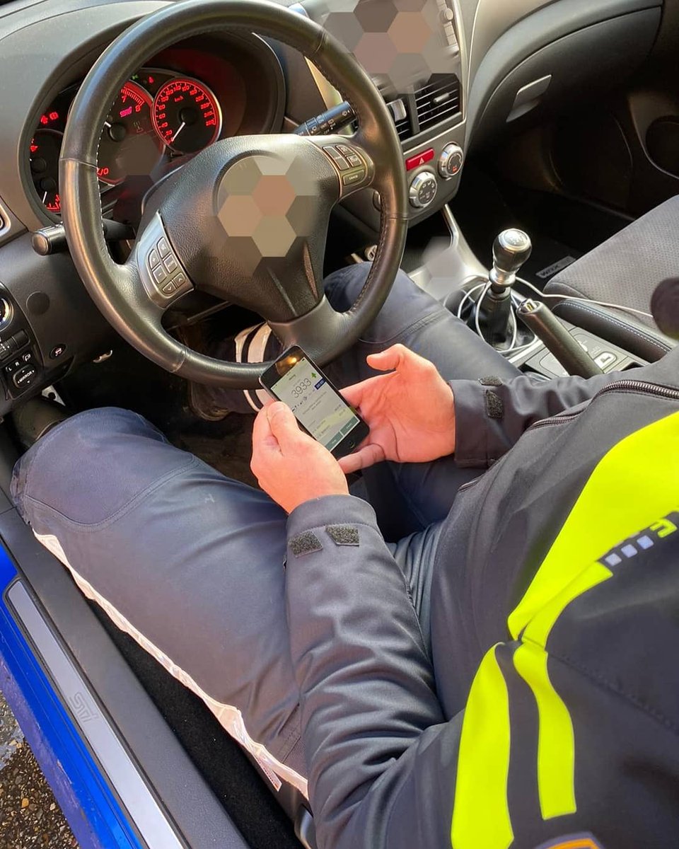 POL_TV_ON's tweet photo. Vanm auto staande gehouden ivm vermoeden van te hoog geluidsniveau.
Op bureau Zwolle met de dB-meter exacte geluidsniveau gemeten. Auto mocht 84 dB(A), maar werd 98 dB(A) gemeten.
PV opgemaakt en auto zal opnieuw gekeurd moeten worden door RDW.
#geluidsmeting #overlast #hinder https://t.co/BMDm1nuKrx