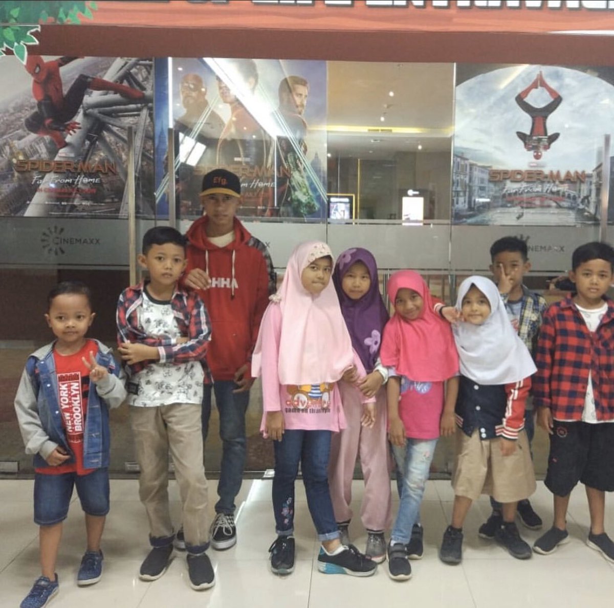 SaveStreetChild's tweet photo. Hallo kak. ini salah satu kegiatan seru bareng adik-adik kelas Depok
Mereka nobar film Iqro di dampingi kakak-kakak pengajar keren depok
Waah jadi pengen ikutan juga nih...
Next time nonton bareng mereka yuuk!!
#ssc #savestreetchild #sscdepok #kids #education #sscjabodeta https://t.co/kexNTHnMJP