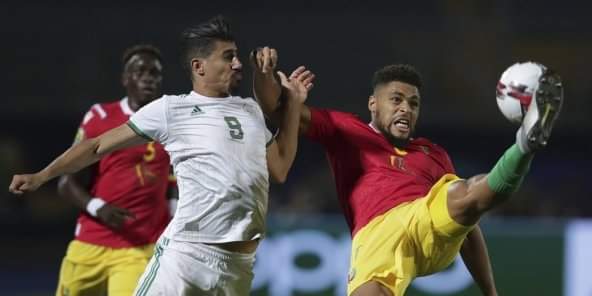 footinsidegn's tweet photo. Coup dur pour Didier Six et le Syli National de Guinée ! 

Blessé hier en coupe de Turquie lors du match Fenerbahce Vs Trabzonspor, le défenseur guinéen Simone Falette sera éloigné des terrains pendant 3 semaines et manquera donc la double confrontation contre le Tchad fin mars. https://t.co/xYPtTebDsG