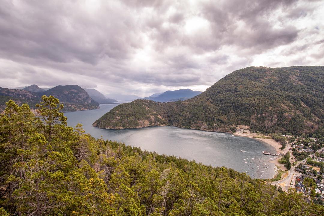 #BuenMiercoles 🧉
Despierta #SanMartinDeLosAndes
Marzo en la #cordillera 
#fersancho Postales para pintar
Patagonia para respirar🙌🏼🌄⛵️