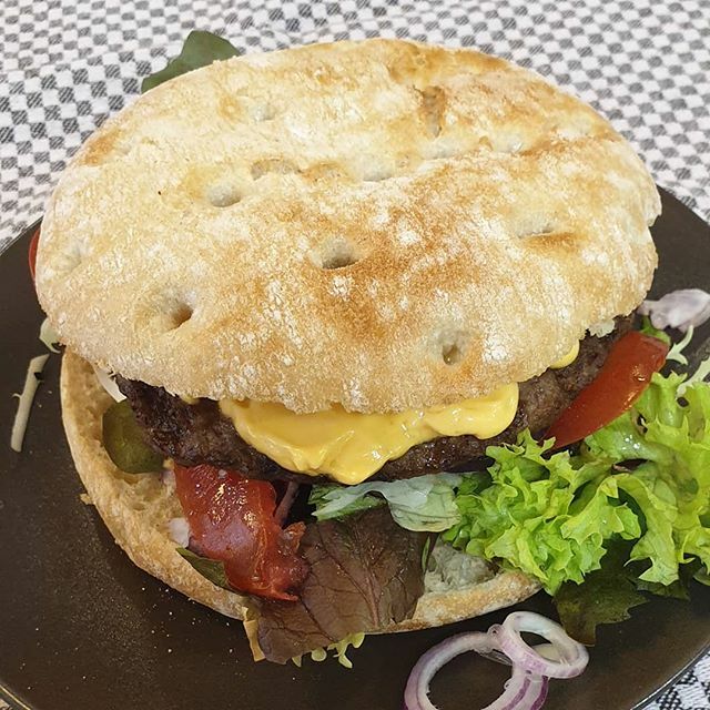 FrituurDeKouter's tweet photo. #suggestievandeweek #rundsch'easy #frituurdekouter #deinze #nevele #beetjespicy https://t.co/UA3E7GGNyh https://t.co/cTVLE4oldz