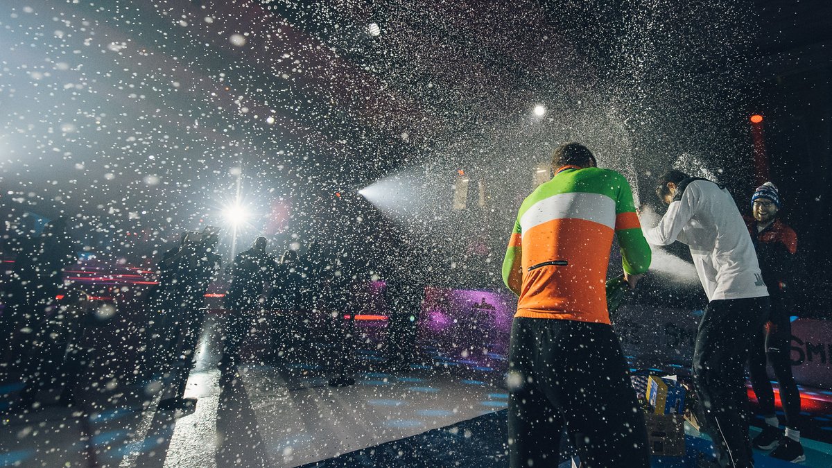 ONLY 1️⃣ WEEK TO GO! 🍾📸😍⁣⁣ 

#dezilverenbal #elfstedenhal #leeuwarden #schaatsshow #afsluiter