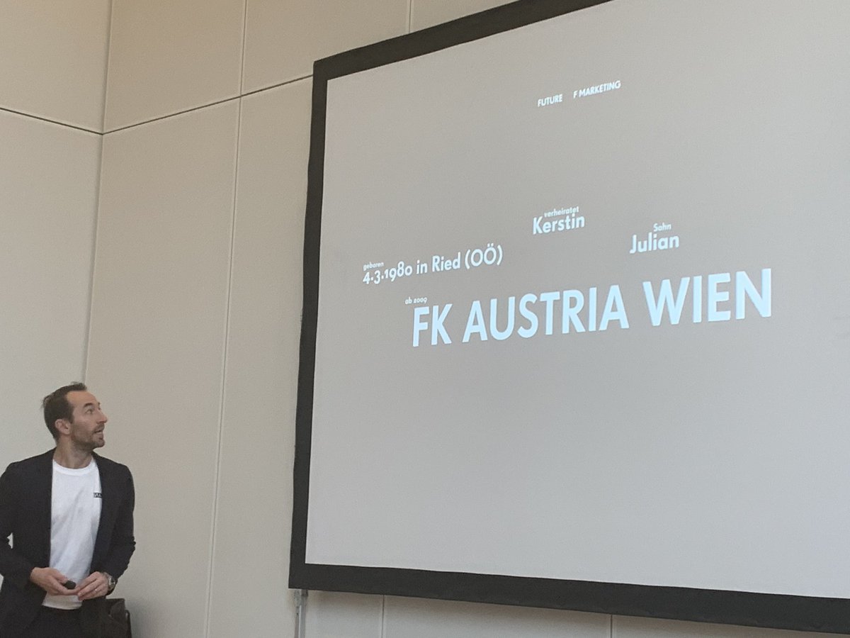 Elmar_FOW's tweet photo. @m_ortlechner „feiert“ seinen heutigen Geburtstag mit einem Vortrag zum Thema „GROW‘n‘SCALE“ auf dem #LSZ Kongress „Future of Marketing“. Hinweis auf @FKAustriaWien Background darf natürlich nicht fehlen ;)
#fom2020 #Marketing https://t.co/rMYlH3YTfJ