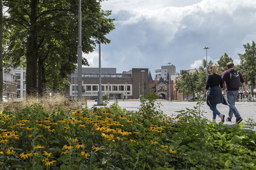 In 2019 hebben wij de 🌱 #CO2-uitstoot in onze bedrijfsvoering 15% teruggebracht, is ons #energieverbruik met 18% gedaald en hebben we 21% minder voedsel verspild. Hiermee zetten we flinke stappen om in 2030 #klimaatneutraal te werken. Lees verder ➡️ bit.ly/2VHrEGK