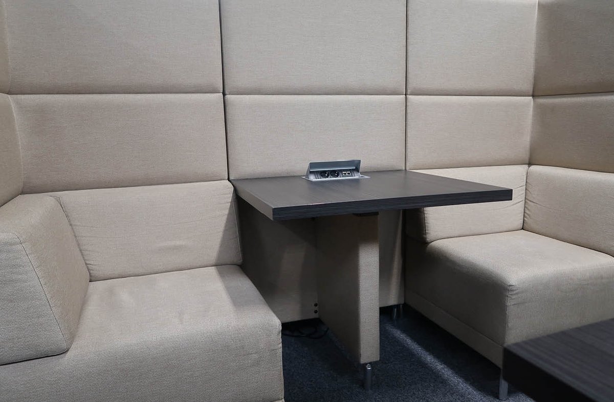 MultiRatio's tweet photo. Wilt u rustig overleggen? Dan is deze akoestische overlegplek van Ahrend misschien wel iets voor u!
Door de 9 cm dikke akoestische wanden wordt omgevingsgeluid optimaal gedempt. En door de powerdock bent u altijd voorzien van stroom! https://t.co/MPjAhTDijy #multiratio #duurzaam https://t.co/UpmR9b2wah