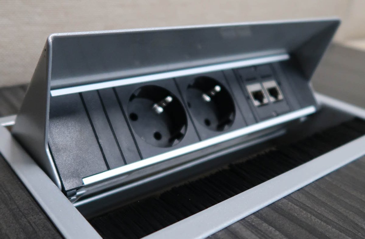MultiRatio's tweet photo. Wilt u rustig overleggen? Dan is deze akoestische overlegplek van Ahrend misschien wel iets voor u!
Door de 9 cm dikke akoestische wanden wordt omgevingsgeluid optimaal gedempt. En door de powerdock bent u altijd voorzien van stroom! https://t.co/MPjAhTDijy #multiratio #duurzaam https://t.co/UpmR9b2wah
