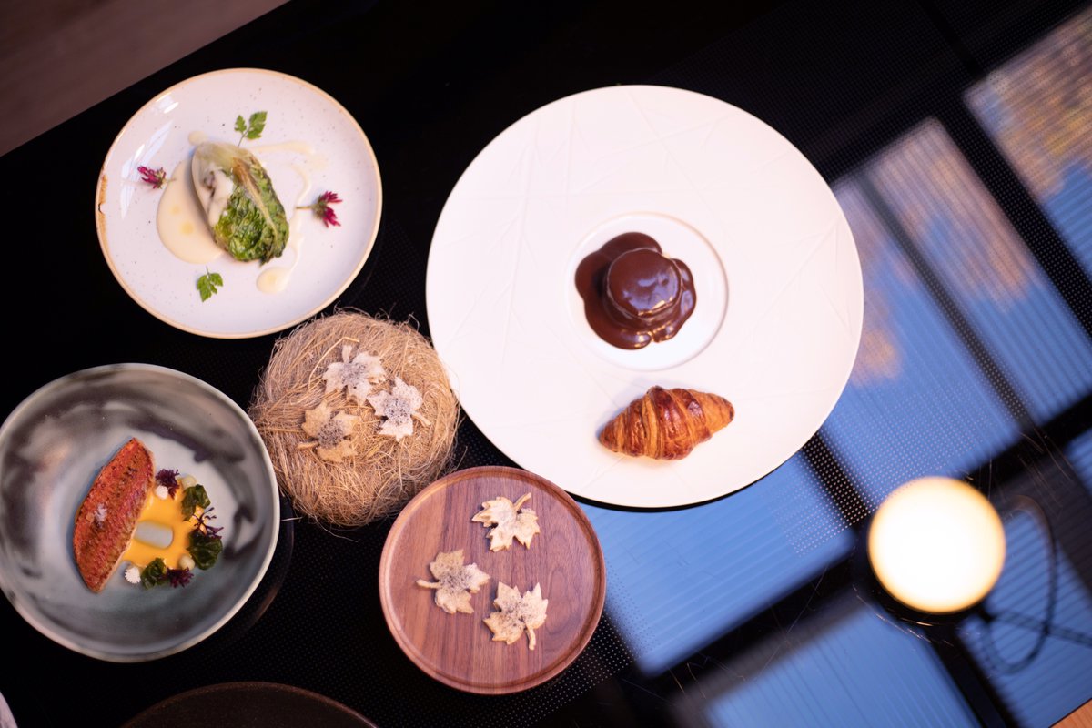 Damián González, chef ejecutivo de Dos Cielos y mano derecha de los hermanos Torres en Madrid, te sugiere estos tres platos cocinados con mucho amor y dedicación: salmonete con salsa holandesa de carabineros y algas, cogollo tibio al ajillo y crujiente de setas.