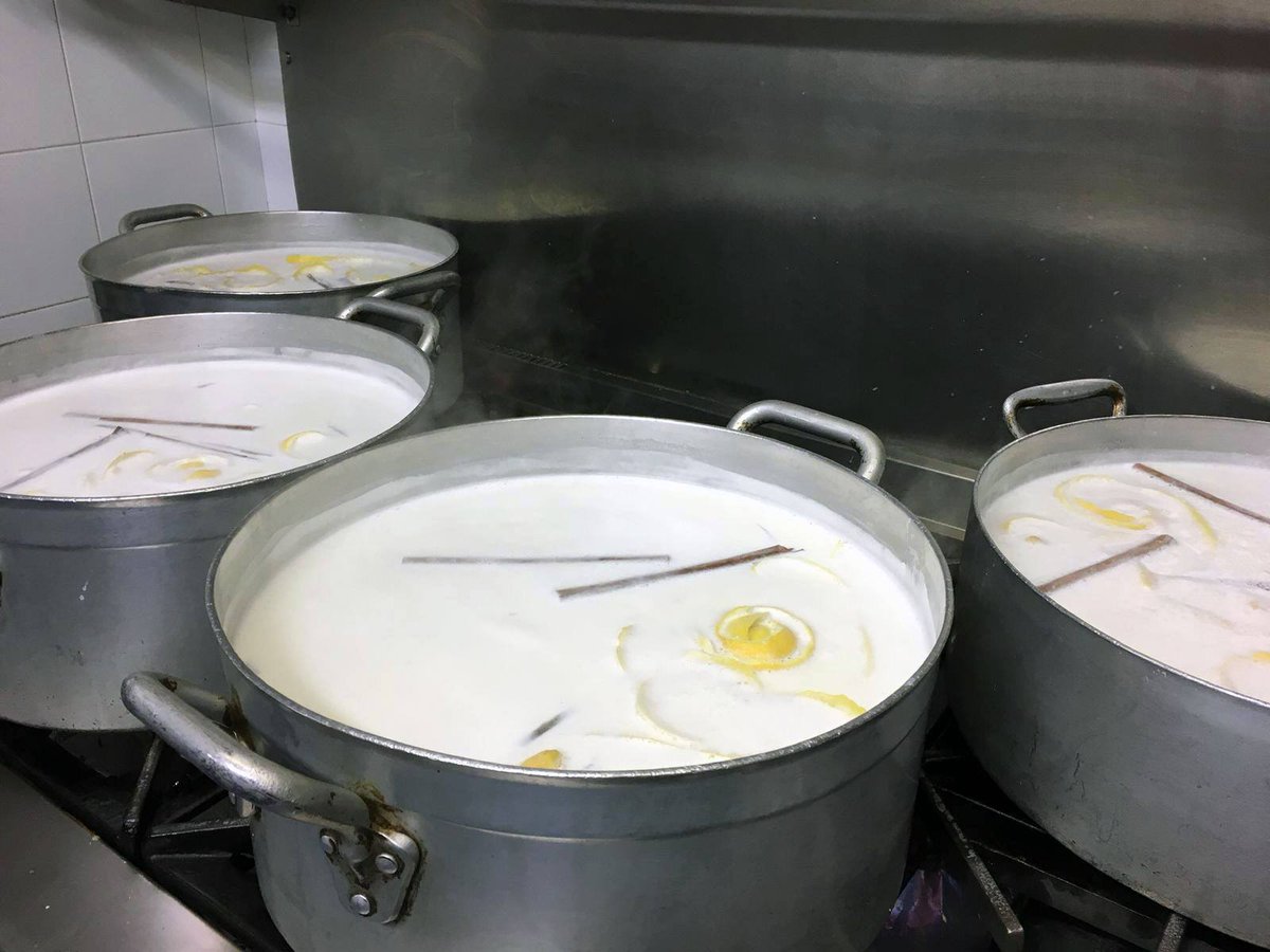 😋 La cuina de #CalGanxo fa olor de canyella i llimona. Ja saps quin postre estem preparant?

#Valls #Calçotades #slowfood