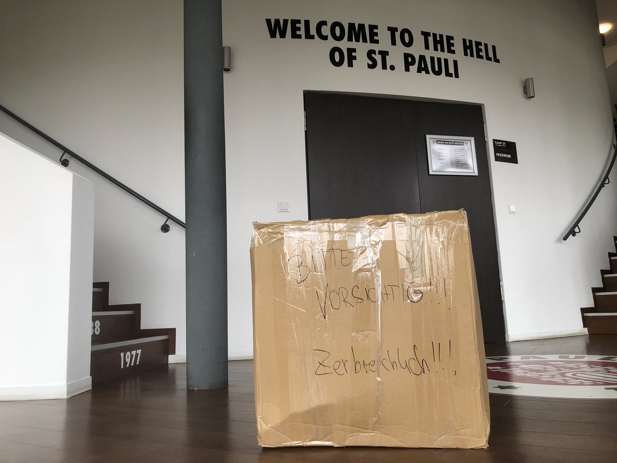 fcstpauli's tweet photo. Ein Paket von der @arminia...📦

Was da wohl drin ist? 💌🤔

#fcsp | #Vorsichtzerbrechlich https://t.co/xeNtlPo6V5