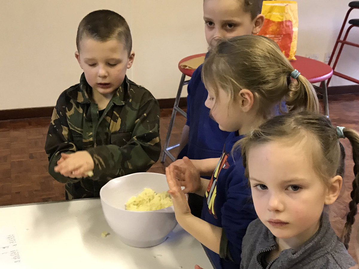 MoltonPrimary's tweet photo. Our intrepid explorers are out and about learning and having fun! Den building, map making and potato cake cooking. https://t.co/ZbbJDomFml