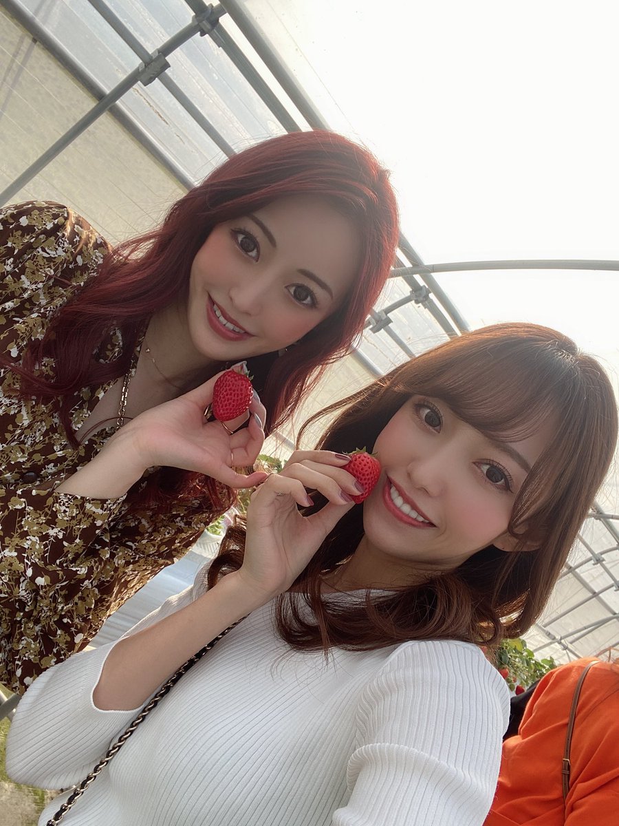 watanabejuria's tweet photo. 大好きなみんなでドライブして念願のいちご狩り🍓🍓
そして夜はゲイバーいった🍺
みんなと旅行行っても夜は絶対カラオケばっかしてるなぁ🤩🤩

#いちご狩り　#山梨　#ゲイバー　#ドライブ　#カラオケ https://t.co/mMRy2Ca5PG