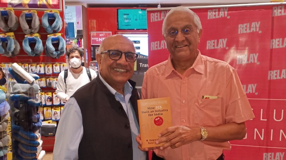Our_Gopal's tweet photo. Former NASSCOM Chief Som Mittal purchasing my book from series of "Shapers of Business Institutions" at Mumbai airport.
#nasscom #shpers #shaperseries #rgopalakrishnan #sommittal #business #corporateleaders #tcs #author #institution https://t.co/zfoNx57Gsx
