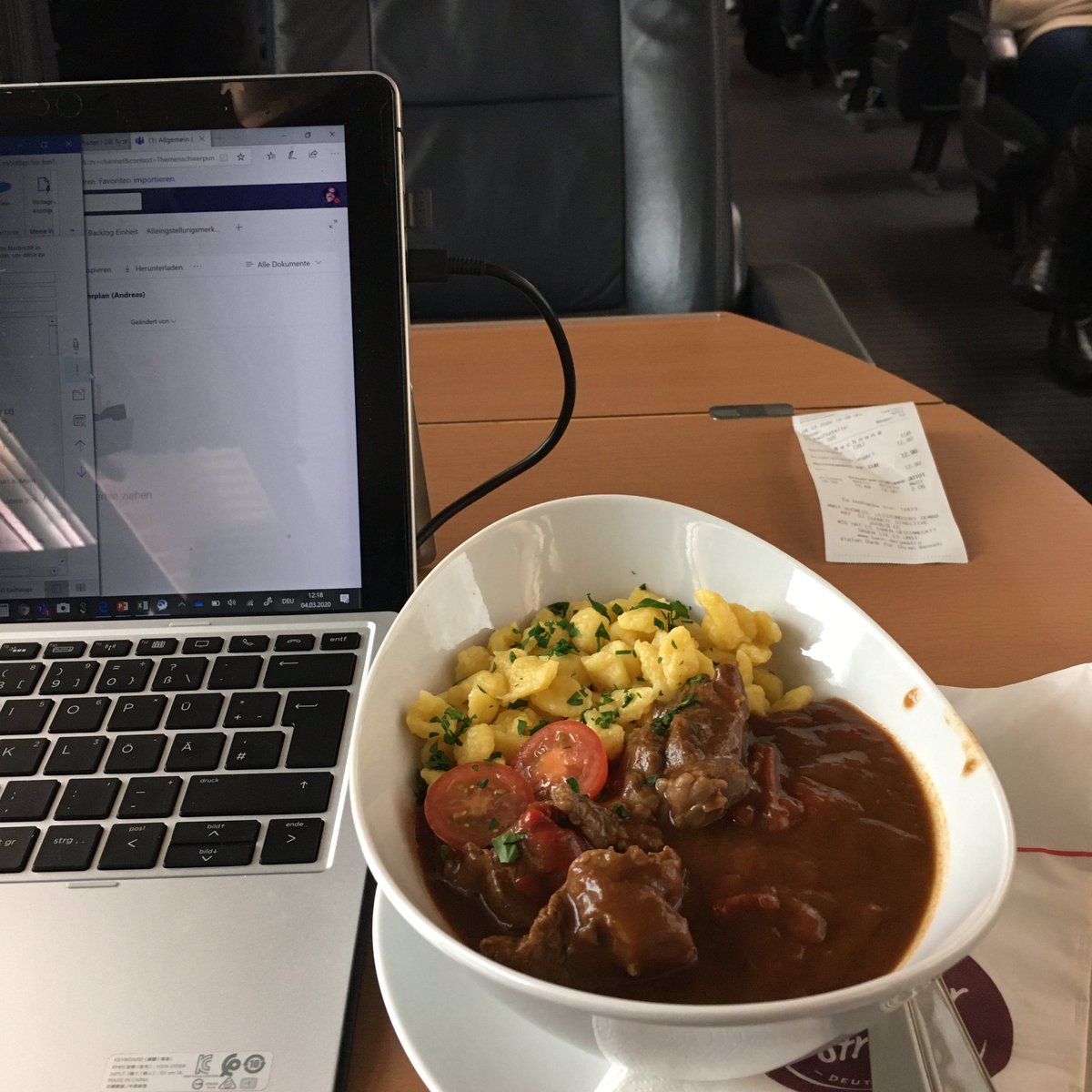 FreeseAndreas's tweet photo. Mittagspause
#mobileoffice #rolltbeiuns #schnellstercoworkingspace #deutschebahn #deinezeit https://t.co/xiIooAKUsD