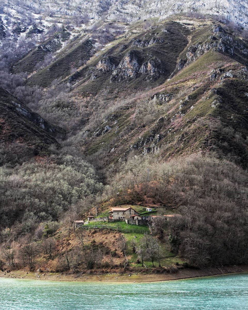 Asturias esconde rincones tan bonitos como este a lo largo y ancho de su territorio. En la foto, un trocito del Embalse de Tanes, muy cerca del Parque Natural de Ponga. 

📷focusfotus
