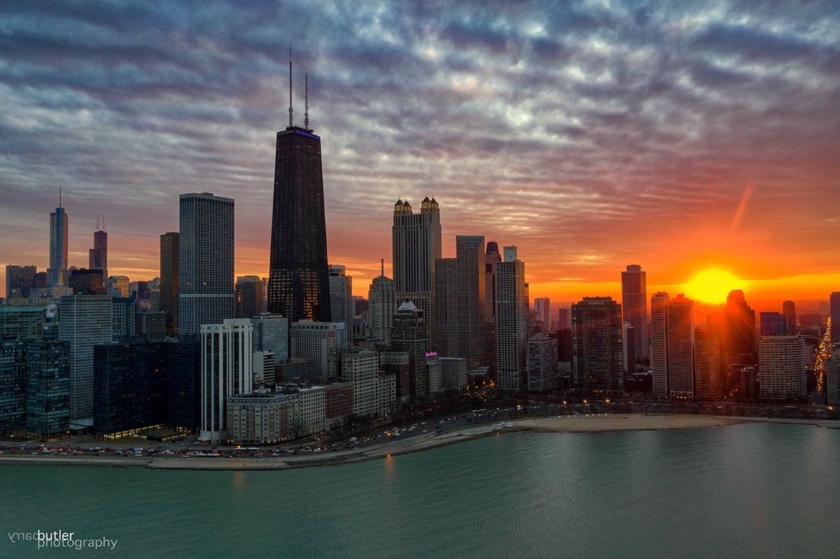 WGNMorningNews's tweet image. Happy Birthday, Chicago!  Think of all the things this great city has brought the world; Deep Dish, The Super Bowl Shuffle, Maxwell Street Polish, the Ferris Wheel, Brownies and the list goes on.  What's your favorite Chicago invention?  📸 Barry Butler Photography