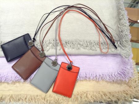 バーニーズ ニューヨーク 横浜店から ステラ マッカートニー ラフィアのクロシェバッグとレオパード柄のクロスボディが入荷 軽く柔らかなラフィアは 持ちやすさ抜群 チャーム付のカードホルダーは気分を上げてくれます Stellamccartney ラフィア