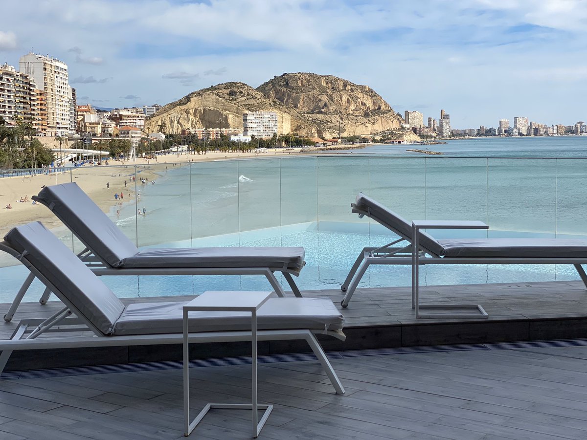 meliaalicante's tweet photo. Un día fantástico de primavera en Alicante. Estas imágenes las hemos tomado hace unos instantes desde el exclusivo servicio The Level ubicado en nuestra primera planta. Qué bien se está!!😃 #thelevelmeliaalicante #entraenotromundo #meliaspain https://t.co/IF5cZOb0ix