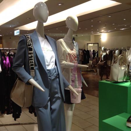 バーニーズ ニューヨーク 横浜店から ステラ マッカートニー ラフィアのクロシェバッグとレオパード柄のクロスボディが入荷 軽く柔らかなラフィアは 持ちやすさ抜群 チャーム付のカードホルダーは気分を上げてくれます Stellamccartney ラフィア