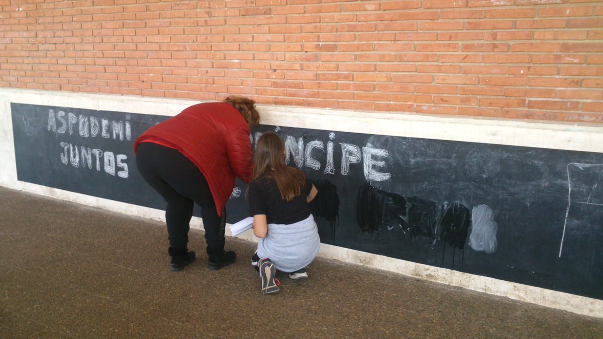 Aspodemi's tweet photo. 🍀Ayer los usuarios de #Aspodemi que participarán en el #cross del CEIP Príncipe De España el domingo, disfrutaron de las actividades preparadas por los niños de sexto.
🤝El objetivo es conocerse más ya que harán de figura de apoyo para nuestros usuarios durante la carrera. https://t.co/Wc9jiWTCsB