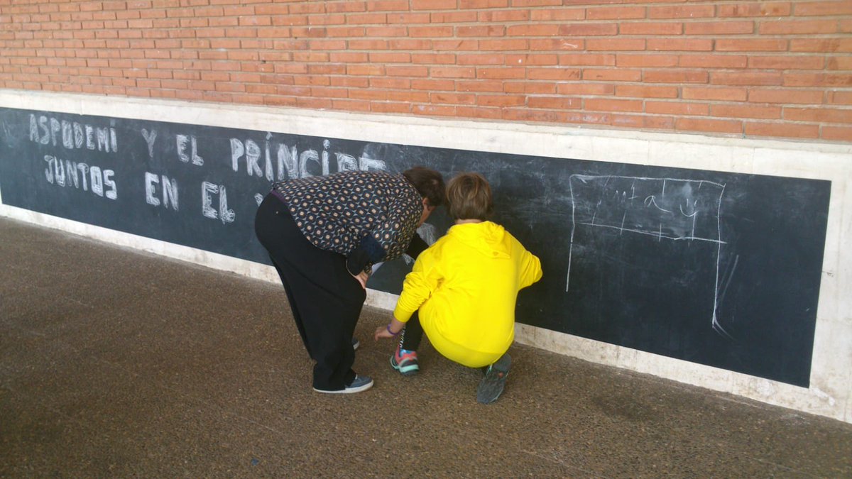 Aspodemi's tweet photo. 🍀Ayer los usuarios de #Aspodemi que participarán en el #cross del CEIP Príncipe De España el domingo, disfrutaron de las actividades preparadas por los niños de sexto.
🤝El objetivo es conocerse más ya que harán de figura de apoyo para nuestros usuarios durante la carrera. https://t.co/Wc9jiWTCsB