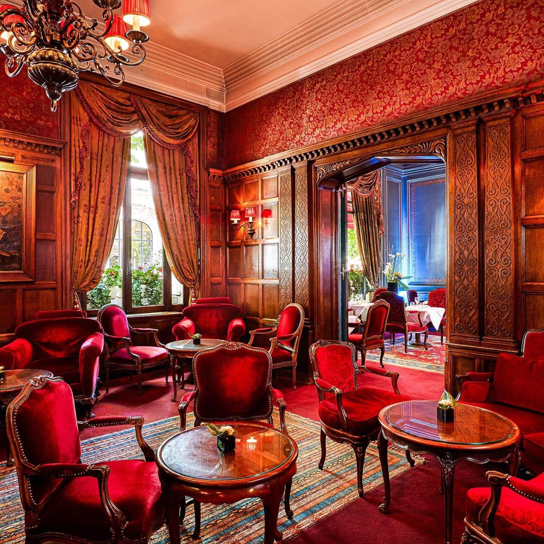 RAPHAELPARIS16's tweet photo. [English Bar] 🍸 - Enjoy a special moment in our English Bar.
•
📞 +33 1 53 64 32 05
•
#beamazedbyraphaelstyle 
•
#hotelraphaelparis #leshotelsbaverez #englishbar #teatime #englishtea #pastries #cocktails #cityoflight #paris #hotellovers #travel #traveltheworld https://t.co/HqGMHHylKz