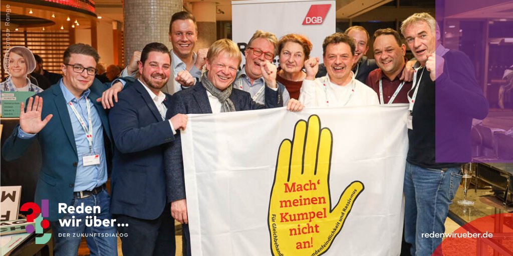 redenwirueber's tweet photo. #Gewerkschafter/innen engagieren sich gegen Rassismus z.B. im Kumpelverein #GelbeHand. Auf unserer Regionalkonferenz haben Annelie Buntenbach &amp; Reiner Hoffmann (Vorstand @dgb_news) ein Foto mit Teilnehmer/innen &amp; der Gelben-Hand-Fahne aufgenommen. 

Mehr: https://t.co/muCJvFHE20 https://t.co/UsEy3odAro