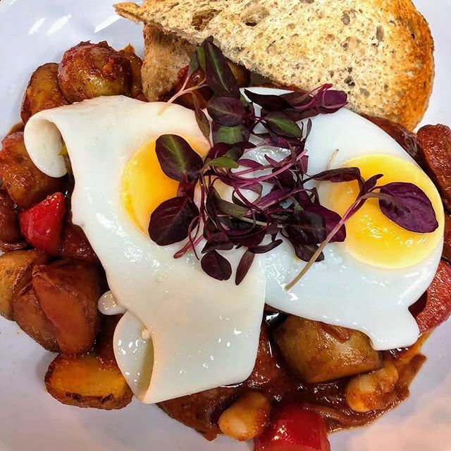 Indulge in a delicious Brunch that's brimming full Peppers, Chorizo and Desiree potatoes, topped with beautifully fried eggs. 
Start your day the right way with this hearty dish. ift.tt/3at0CHc