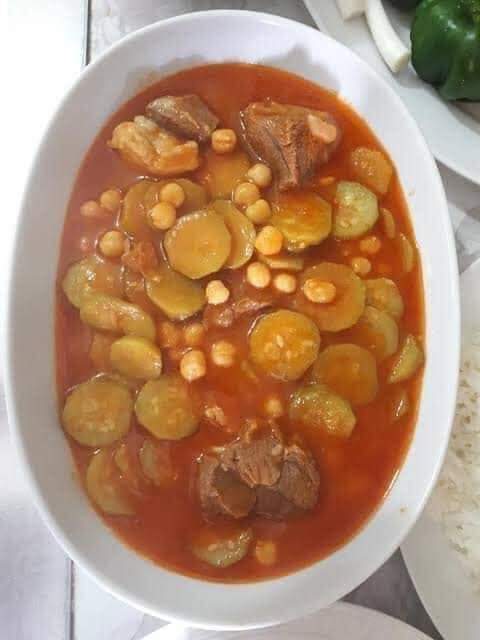 المفروض اللي اخترعت هذه المرگه والطرشانه  تخلص عمرها بالسجن لان بسببها اغلب الطلايب والمشاكل تصير من يرجع الرجال للبيت ويتفاجئ باحدى هذه المصائب مطبوخه على وجبة الغداء وهو جوعان يگعد يدردم بالفرنسي وبكل لغات اهل الارض