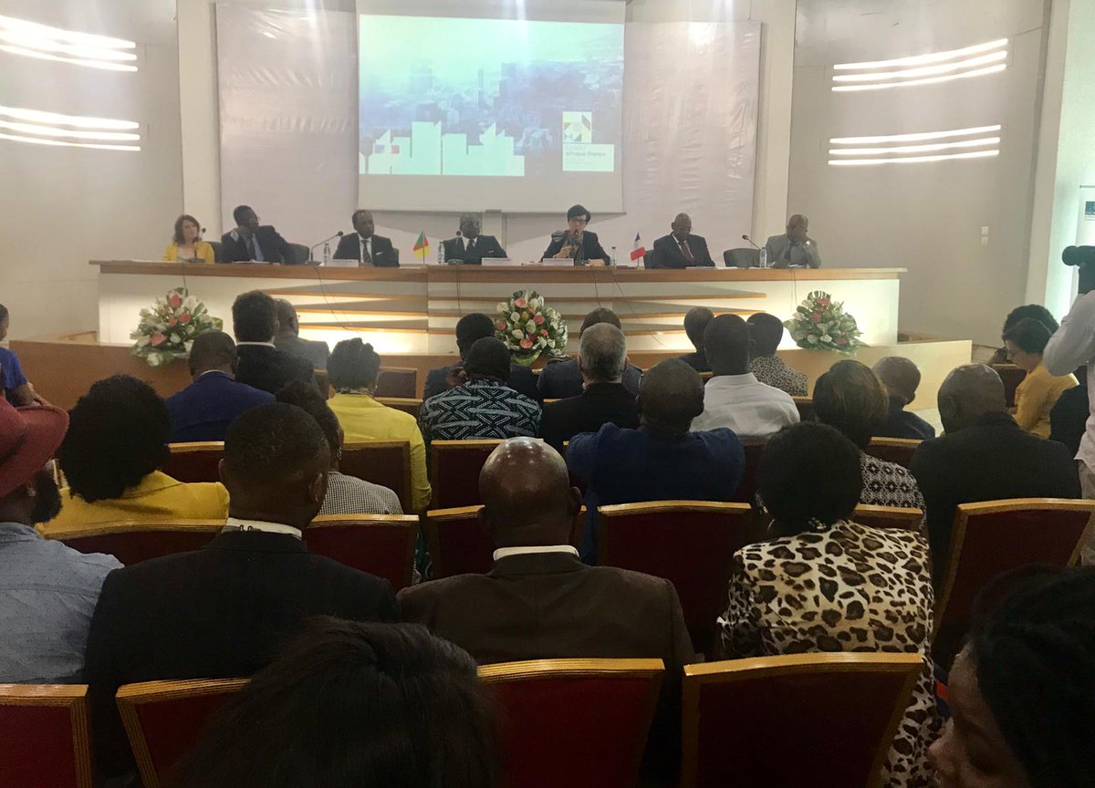 FRauCameroun's tweet photo. Au #GICAM, échanges entre @srivoal  et les patrons camerounais 🇨🇲 en vue du Sommet Afrique-France sur la ville durable. 
Lancer un projet, trouver des financements, se rendre au Sommet ...
Questions et réponses concrètes! https://t.co/nMxVKKp5N8