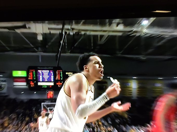 CraftSavage's tweet photo. @tripl21 Saw the original tweet last night as I was watching A-10 VCU vs. Duquesne. Looked up and saw this during play... We have reached peak idiocy with this virus. Every time they take their mouth guard out they will sanitize their fingers? Outta here with this BS. https://t.co/vGUWgYOx2L