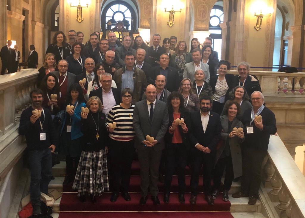 mrosagarcia78's tweet photo. Emocionada en assistir a l aprovació de la llei de #reduccio del #malbaratamentalimentari al @parlamentcat
Aspectes claus:
- Prioritzar la reducció en origen davant la redistribució dels excedents
 -Interpel.lar a tots els agents de la cadena amb mesures i sancions
- Quantificar https://t.co/onv1uifAXm