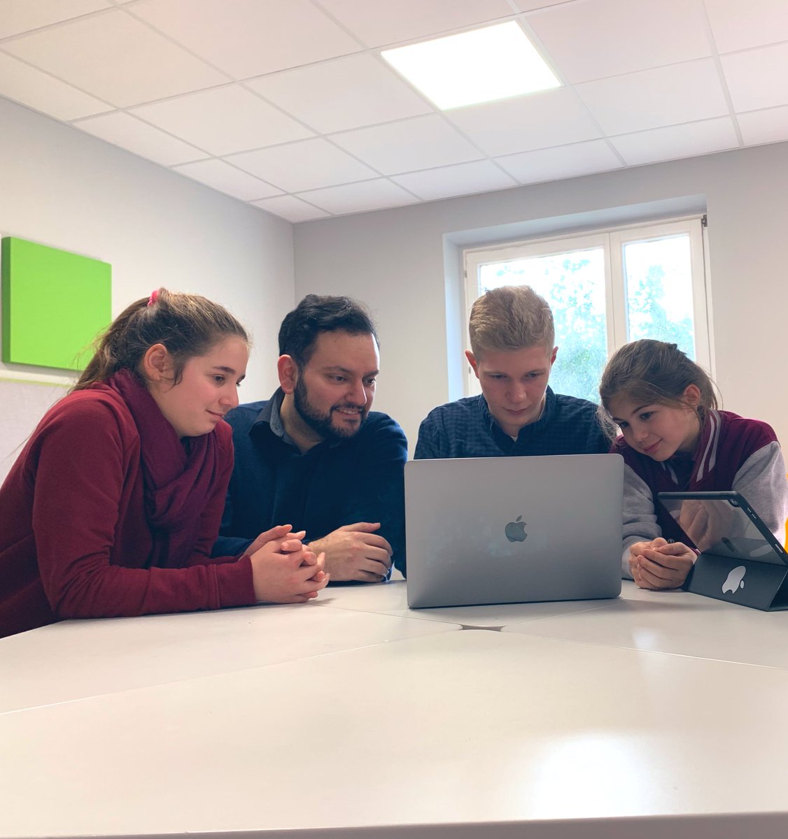 Sazak_C's tweet image. Unser ehemaliger Schüler Lars unterstützt den #Programmier Club.
Lars macht zur Zeit eine Ausbildung zum Informationstechnischen Assistenten. Er nutzt sein Wissen und seine Erfahrung, um uns bei der Programmierung einer schuleigenen Lernapp zu helfen. #swiftplaygrounds #ADE2019