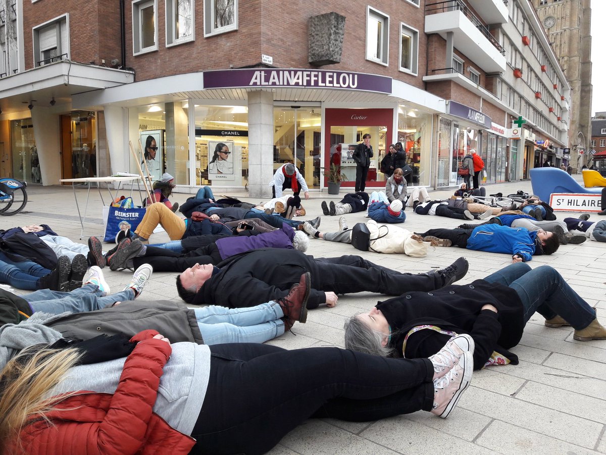 AubergeMigrants's tweet photo. "Dehors n'est pas un logement" https://t.co/JDHCLc0fKN