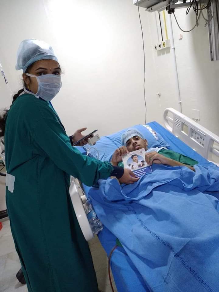 గుంటూరులో ఆసుపత్రిలో కిడ్నీ వ్యాధితో బాధపడుతున్న ఒక లబ్ధిదారుడిని వెతుక్కుంటూ వెళ్లి మరీ పింఛన్ అందచేసిన వాలంటీర్.

#APCMYSJagan #YSRPensionKanuka